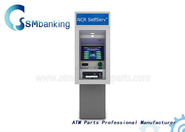 ATM-Maschine zerteilt Schutzwand Thround NCR SelfServ 6626 die Wand NCR-Maschine